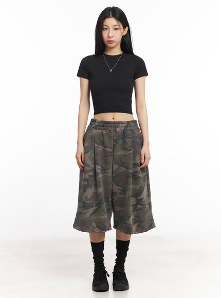camo-pintuck-oversize-sweatshorts-iy529