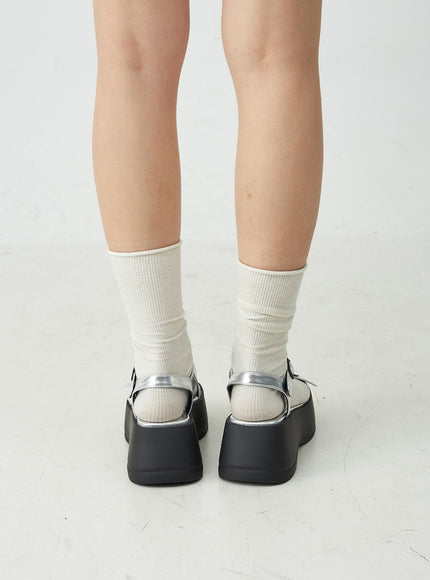 Glänzende, klobige Plateau-Sandalen mit doppelter Schnalle OU14