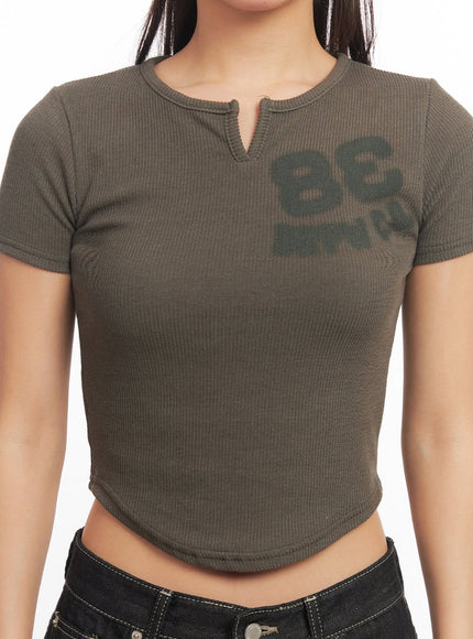 tomboy-graphic-crop-top-ia524