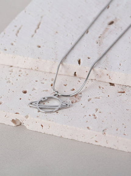 saturn-outline-necklace-ia517 / Silver
