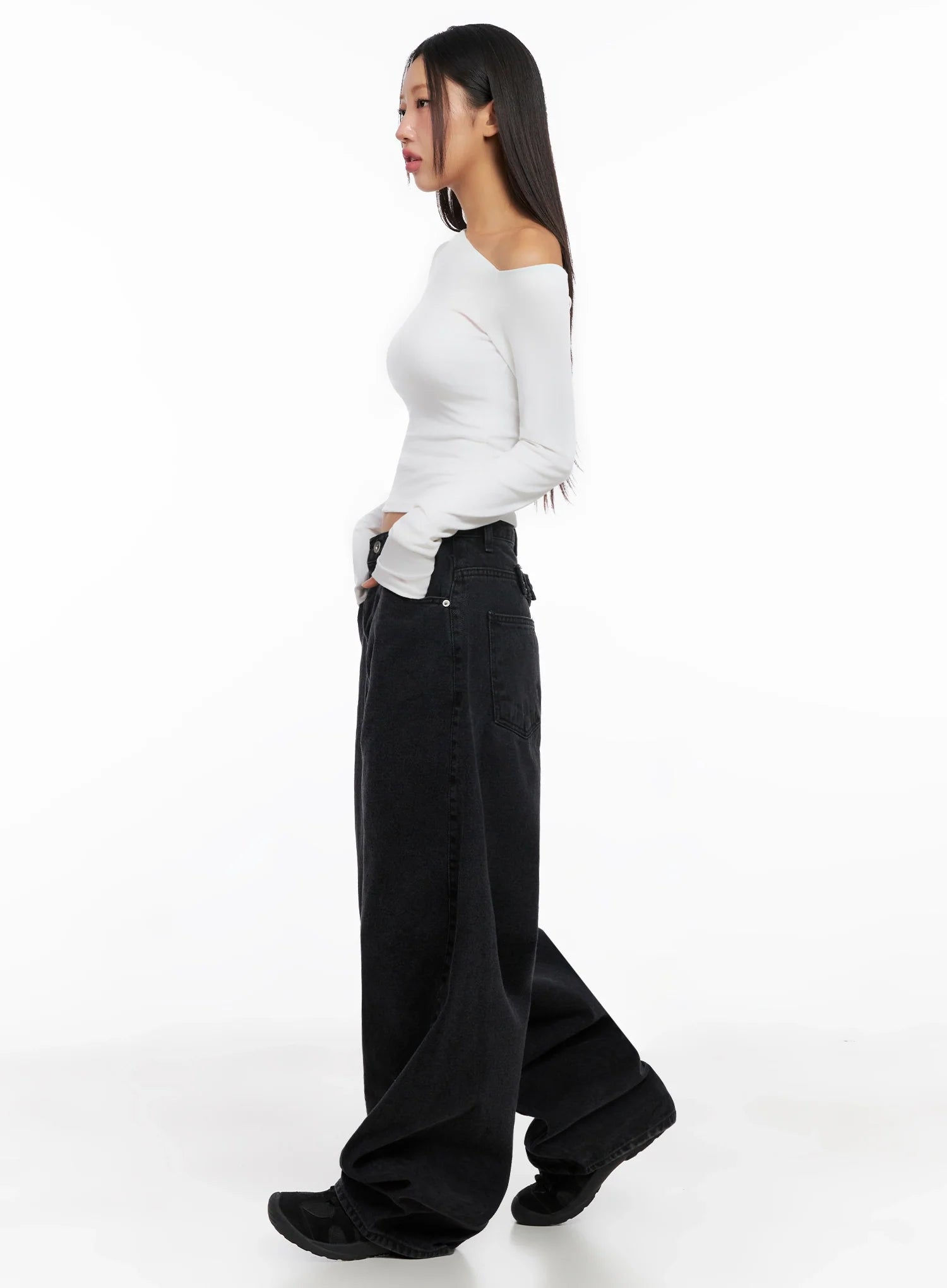 sunwoo-embroidered-wide-leg-jeans-ig528