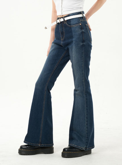 Bootcut-Jeans in dunkler Waschung CA328