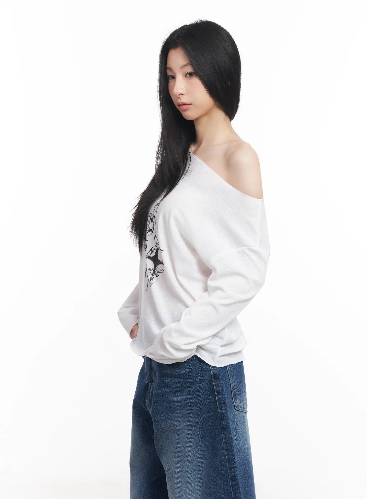 loose-fit-long-sleeve-graphic-top-cu510