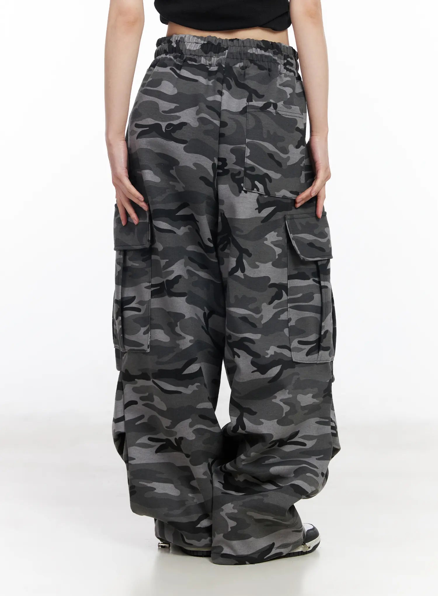 street-style-camo-wide-cargo-pants-cm519