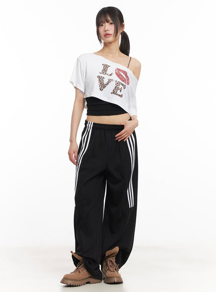 one-shoulder-leopard-graphic-crop-top-ca523