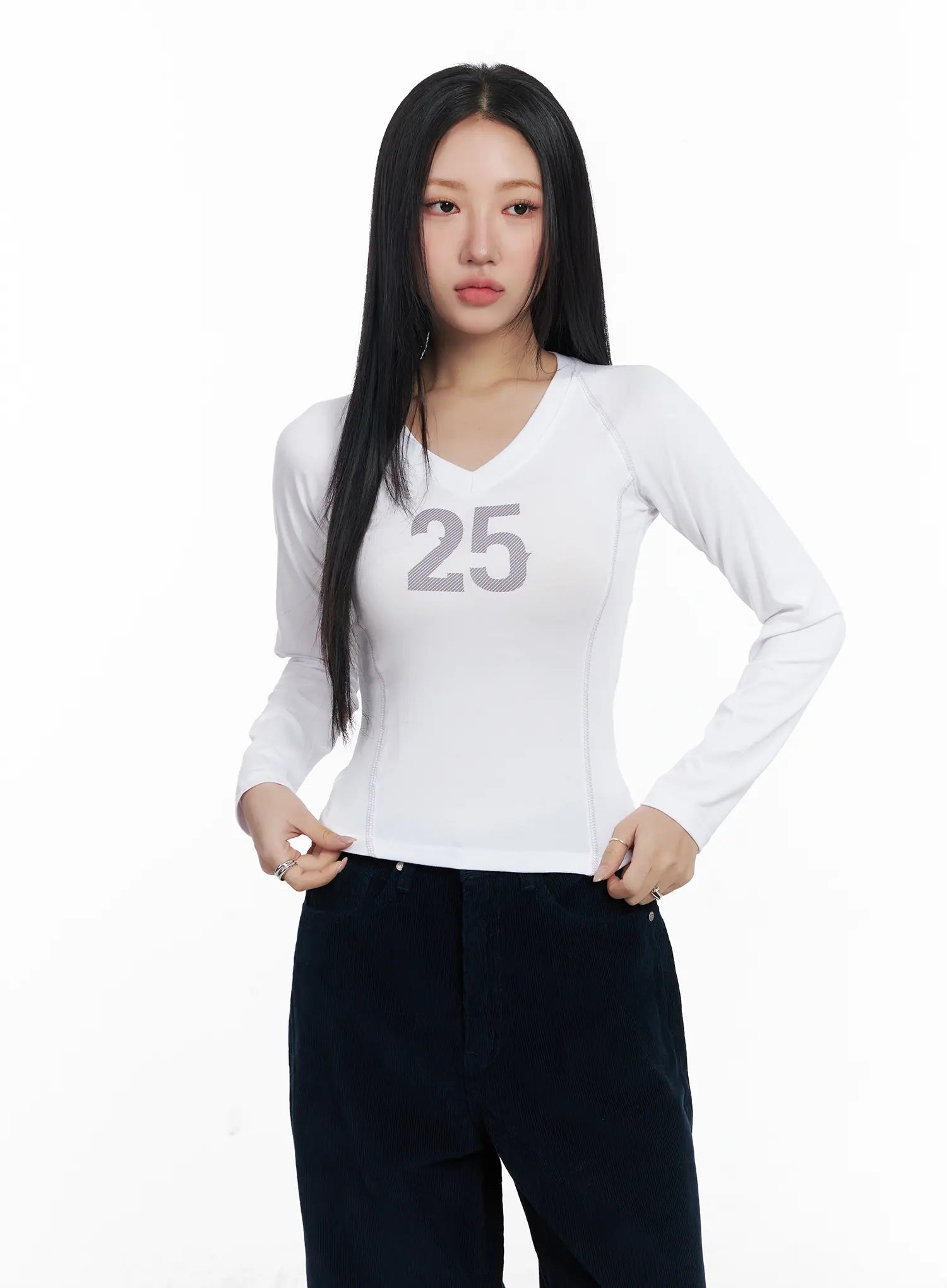 graphic-v-neck-long-sleeve-cj514