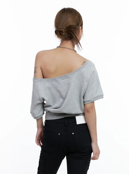off-shoulder-graphic-cropped-tee-cl511