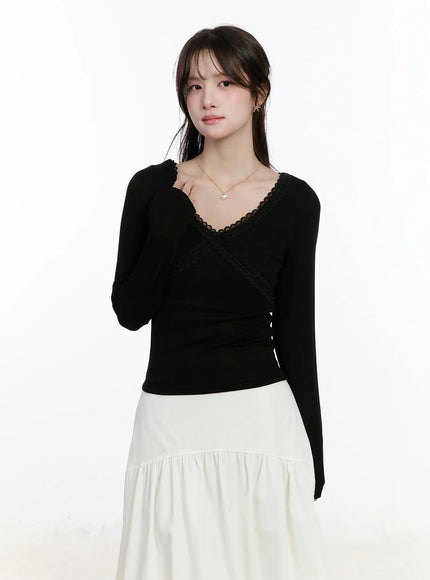 lace-trimmed-v-neck-long-sleeve-top-cm505 / Black