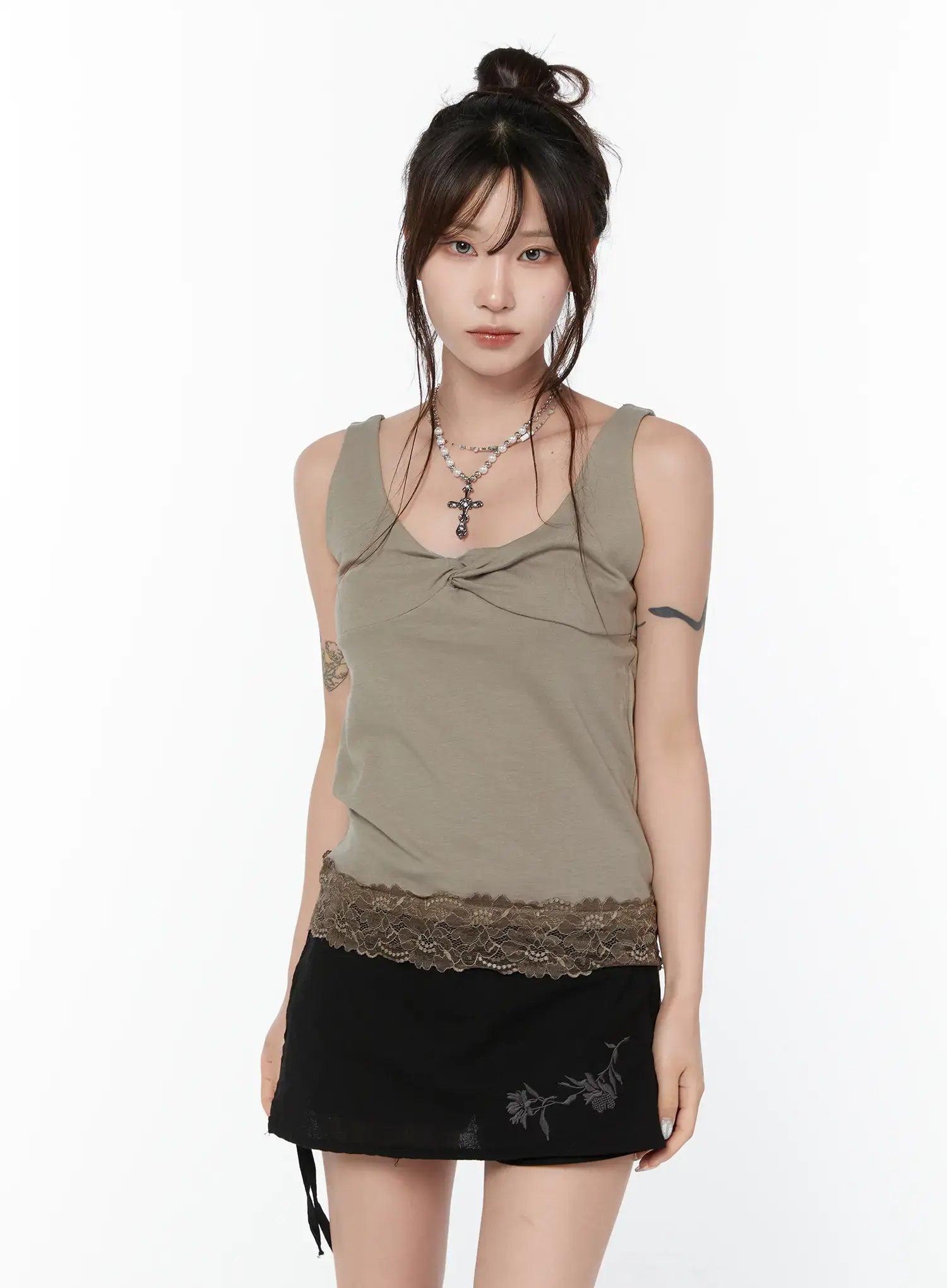 v-neck-lace-trim-sleeveless-top-cy515 / Brown