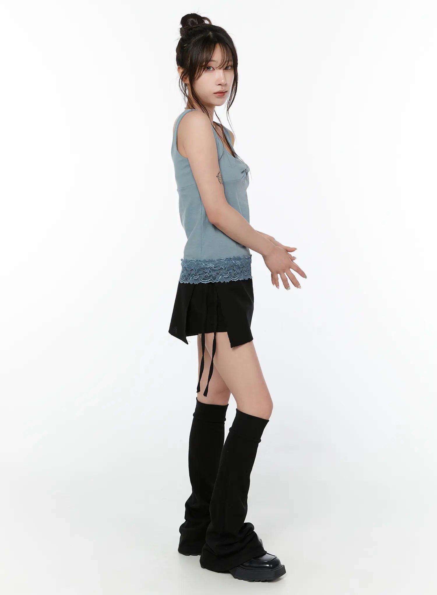 v-neck-lace-trim-sleeveless-top-cy515
