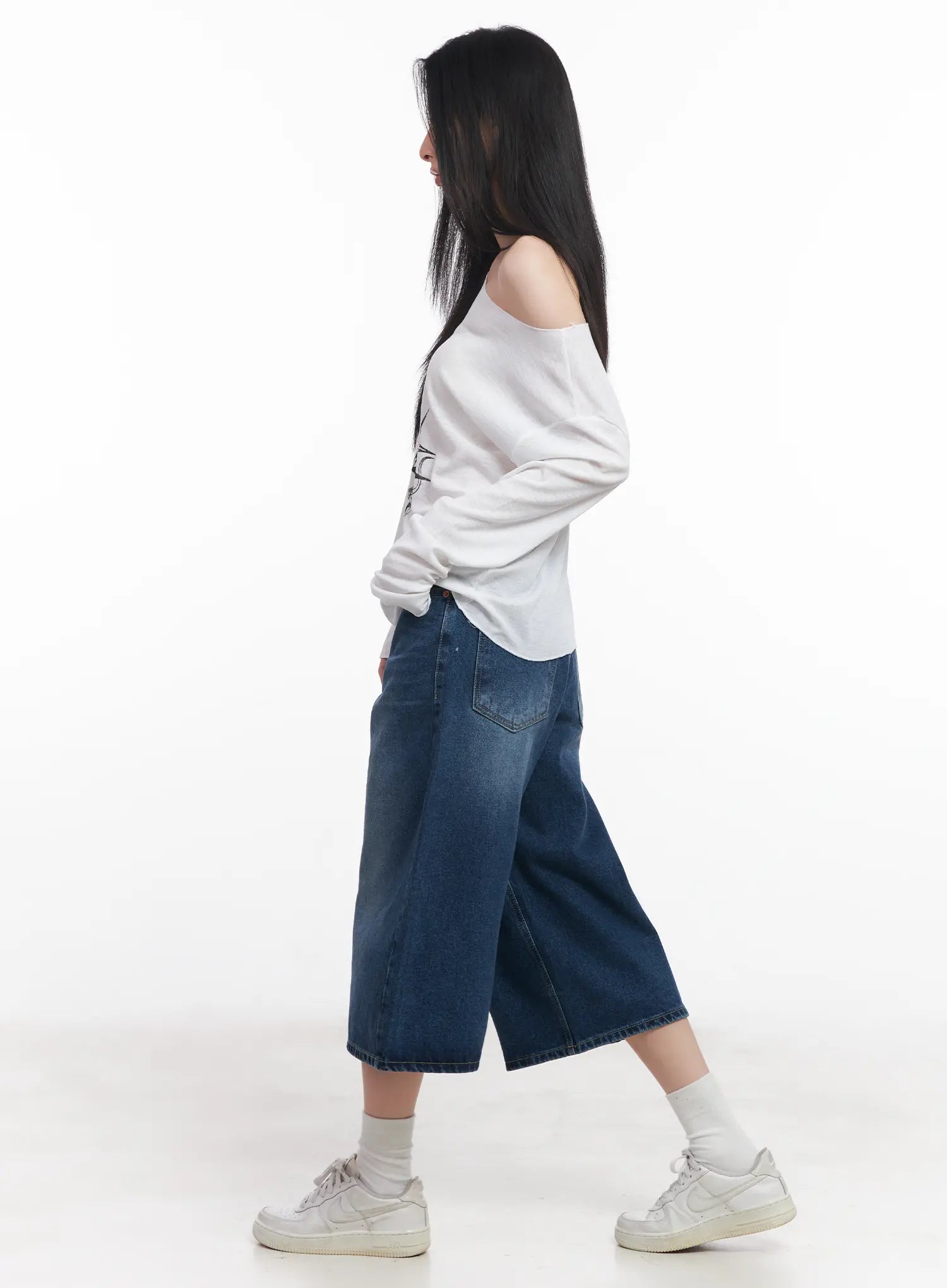 loose-fit-long-sleeve-graphic-top-cu510