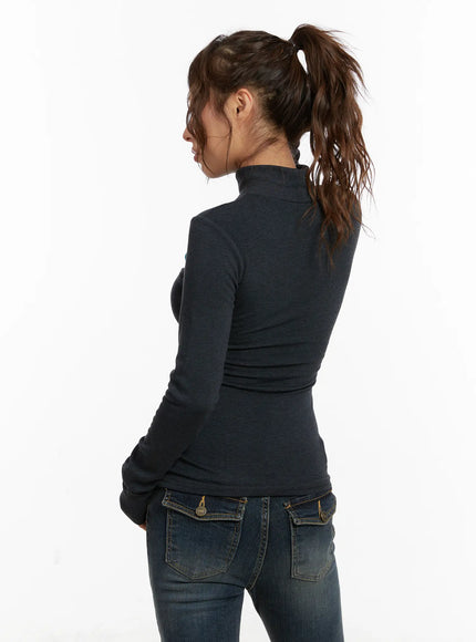 slit-detail-contrast-turtleneck-top-cd515