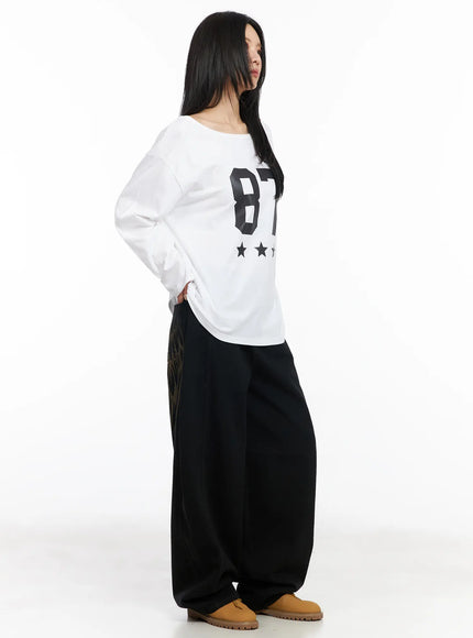 oversized-off-shoulder-graphic-tee-cm516