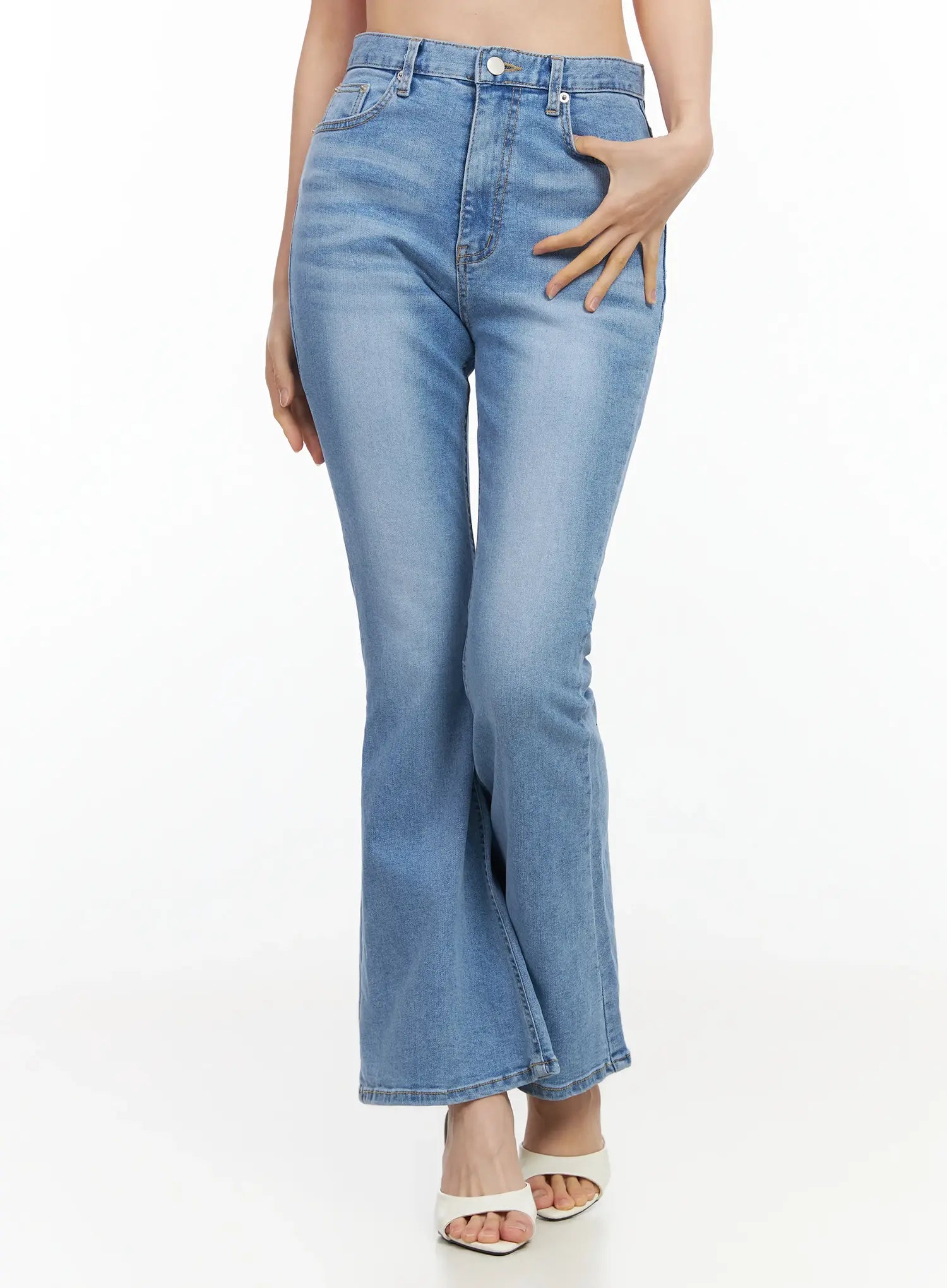 zaza-bootcut-light-washed-jeans-im524