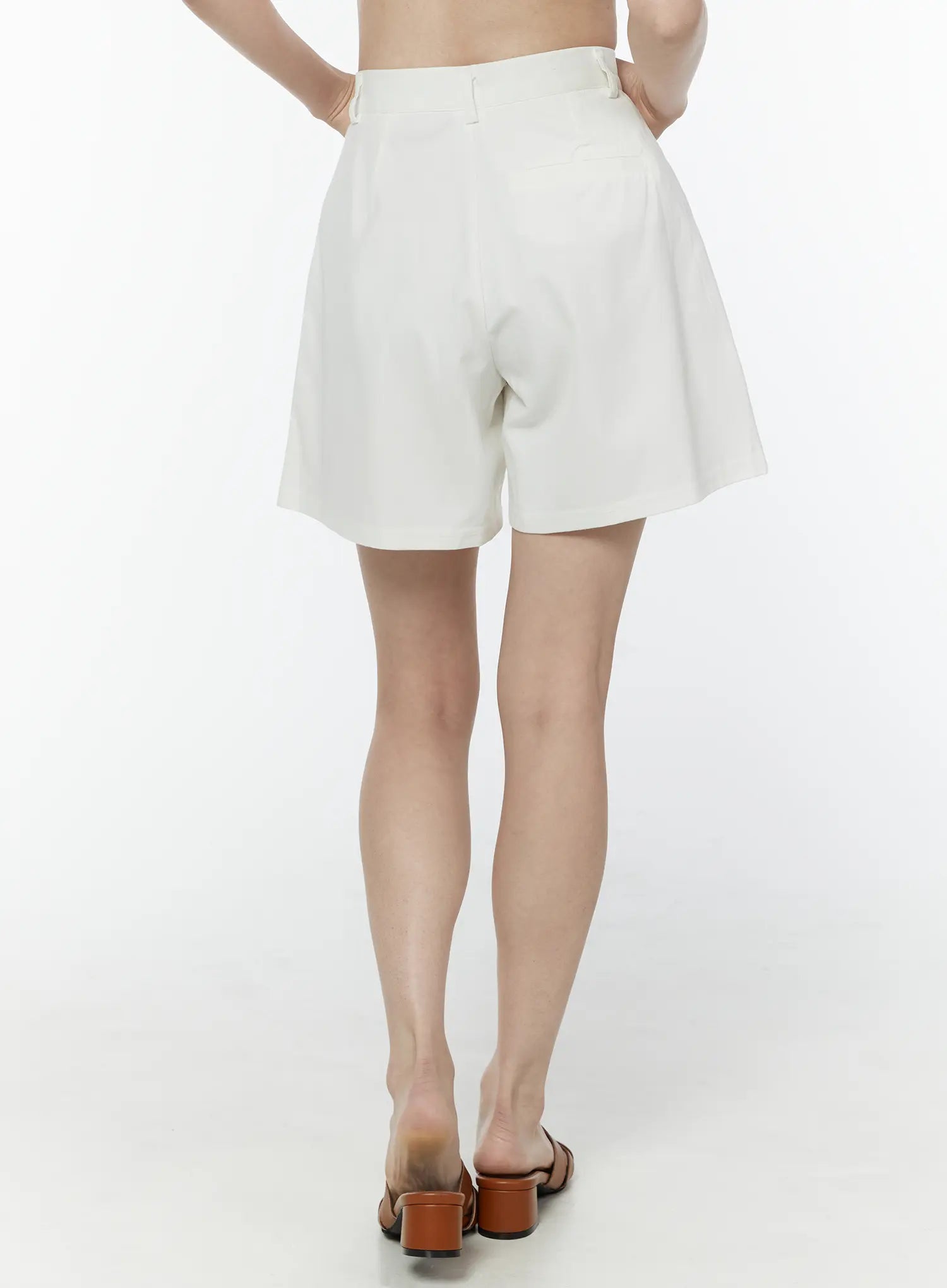 pleated-white-cotton-shorts-iu505
