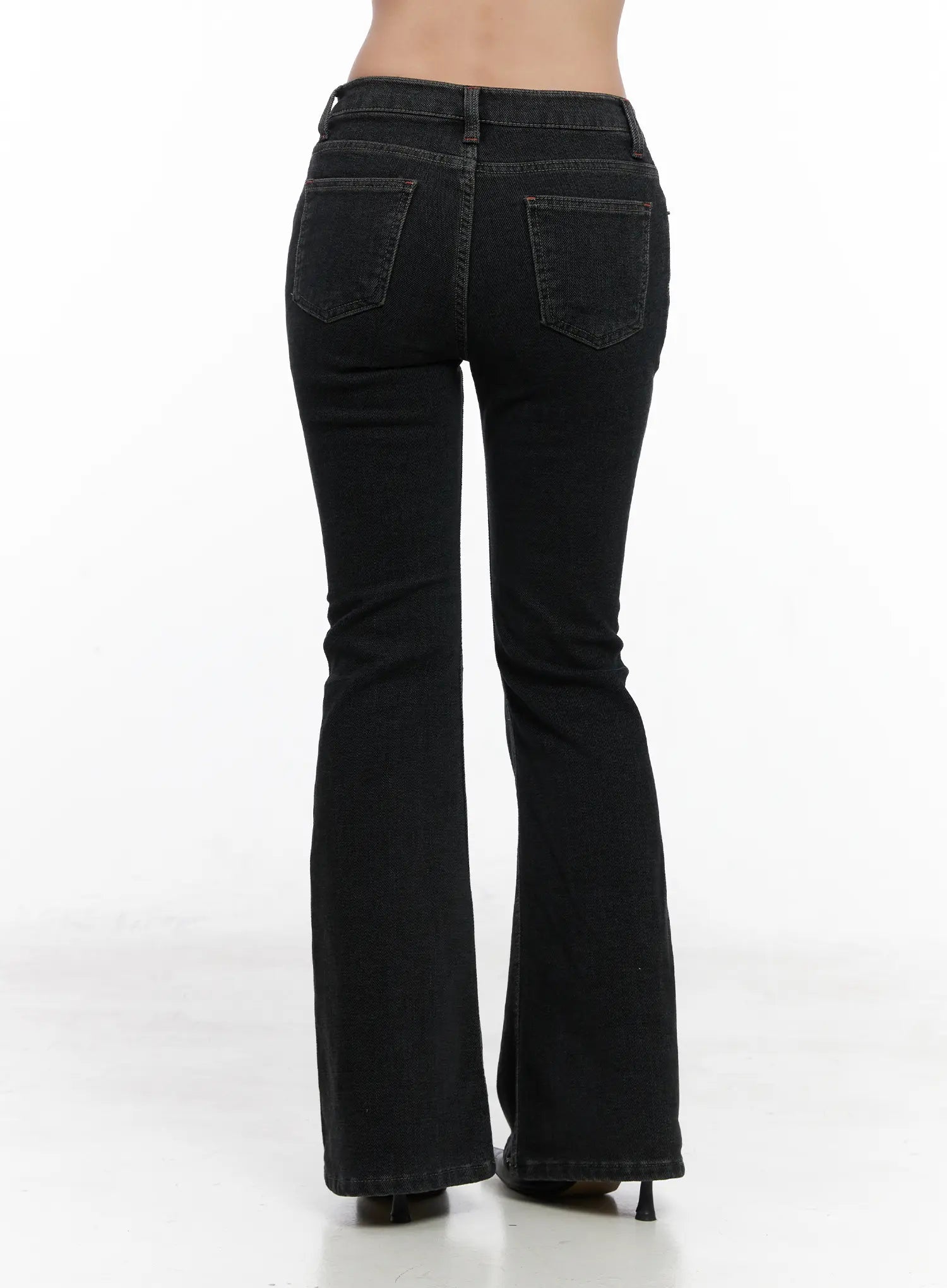 inaya-low-rise-flared-hip-pad-jeans-cn514