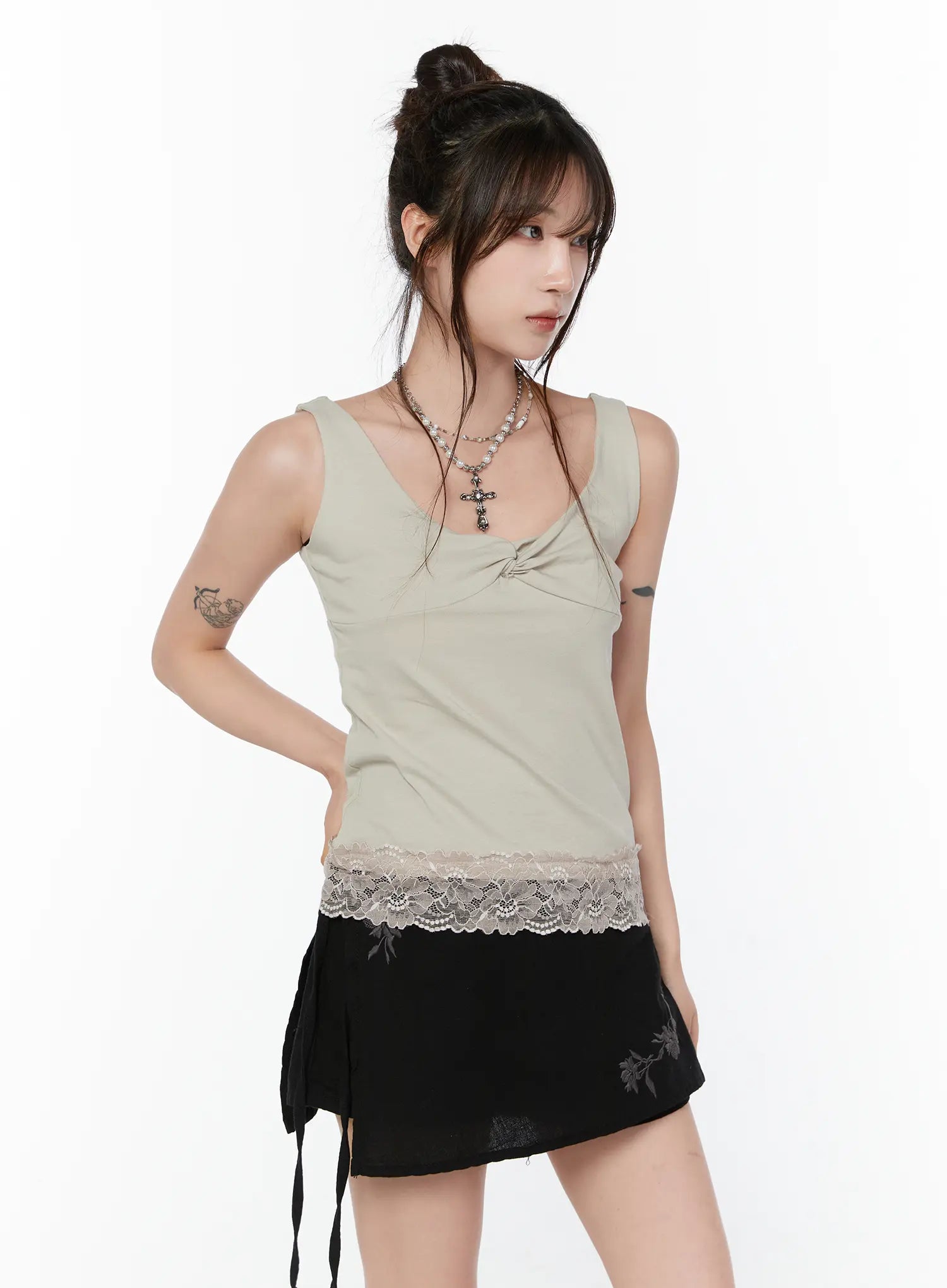 v-neck-lace-trim-sleeveless-top-cy515