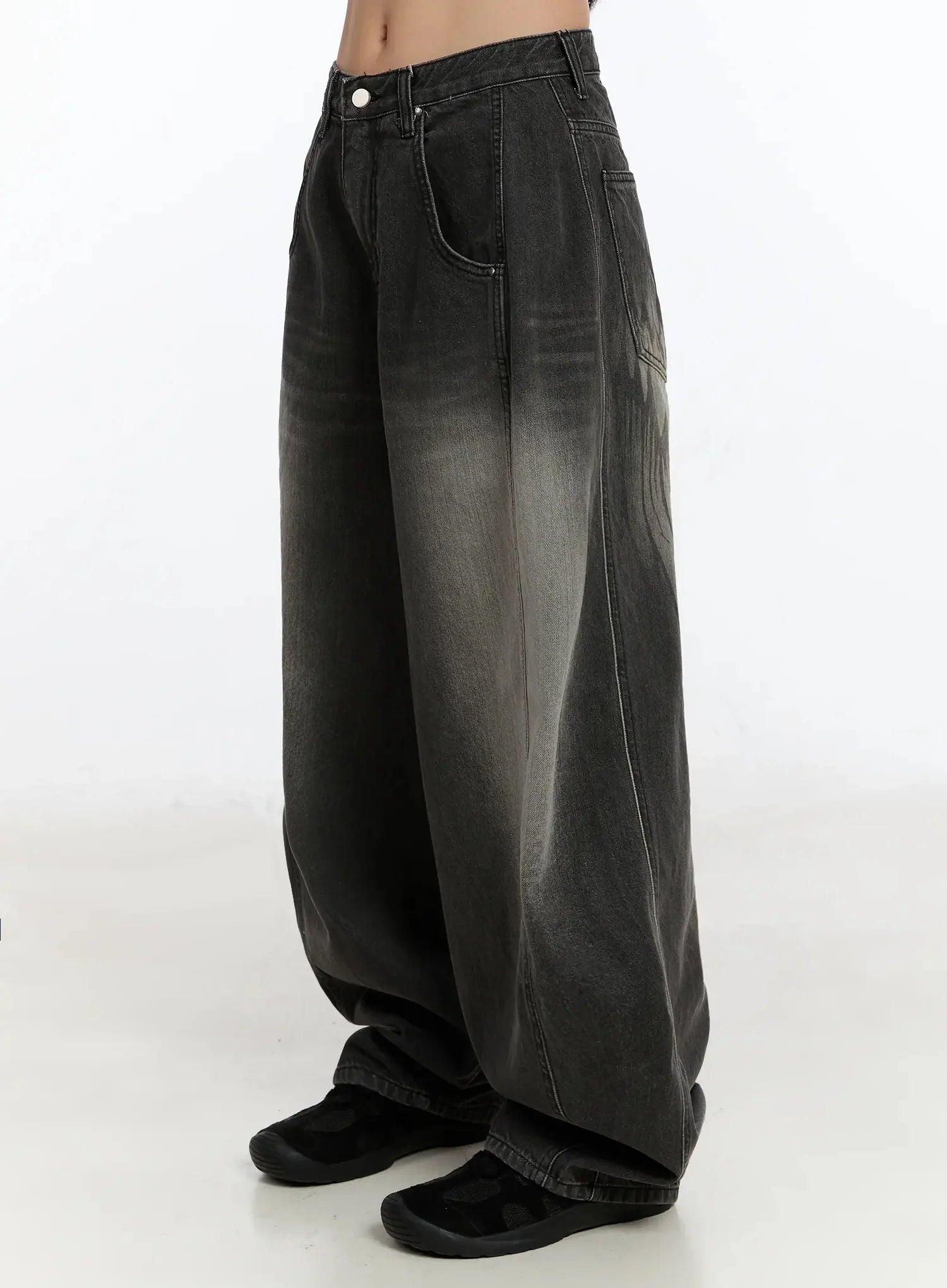 yunho-oversized-wing-print-jeans-if526