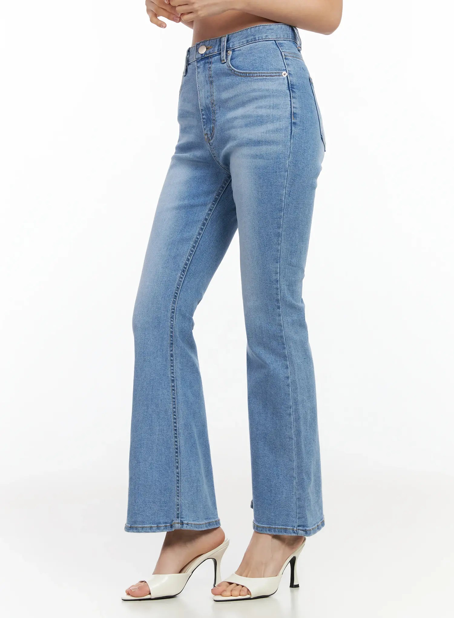 zaza-bootcut-light-washed-jeans-im524