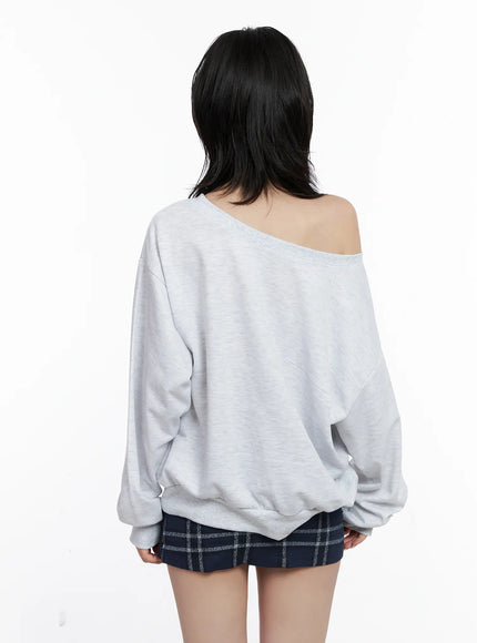 off-shoulder-loose-fit-sweatshirt-cs510