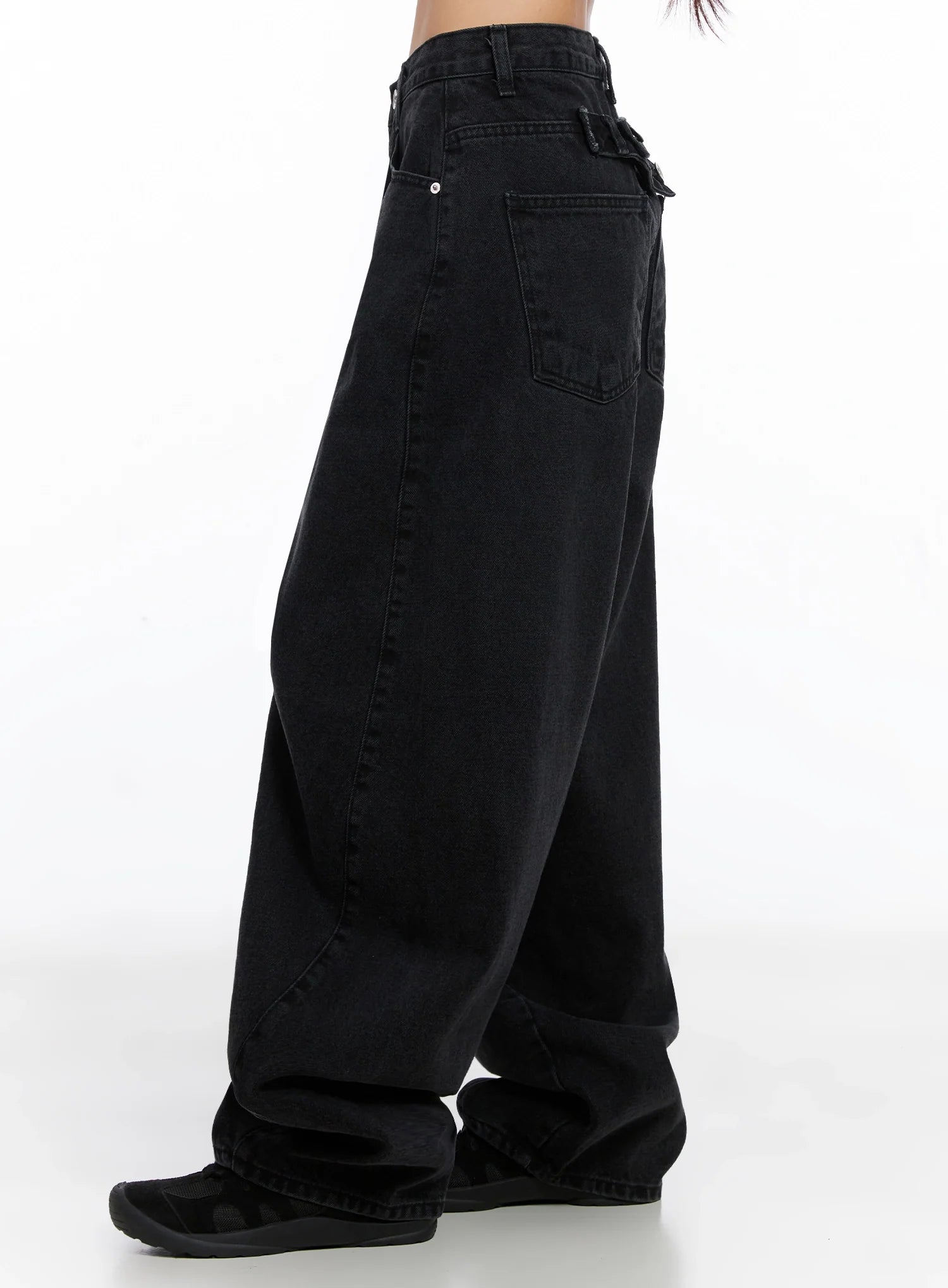 sunwoo-embroidered-wide-leg-jeans-ig528