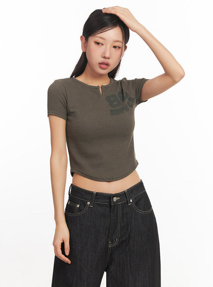 tomboy-graphic-crop-top-ia524