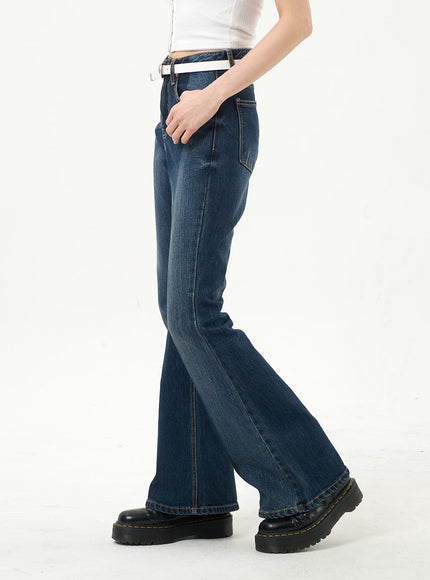 Bootcut-Jeans in dunkler Waschung CA328
