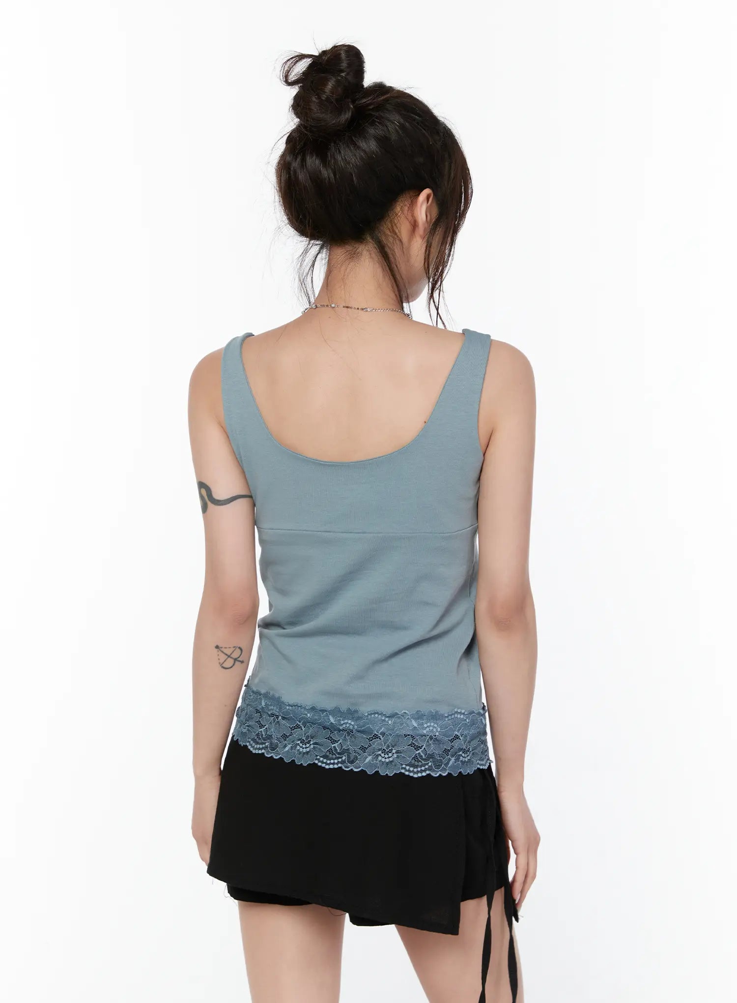 v-neck-lace-trim-sleeveless-top-cy515