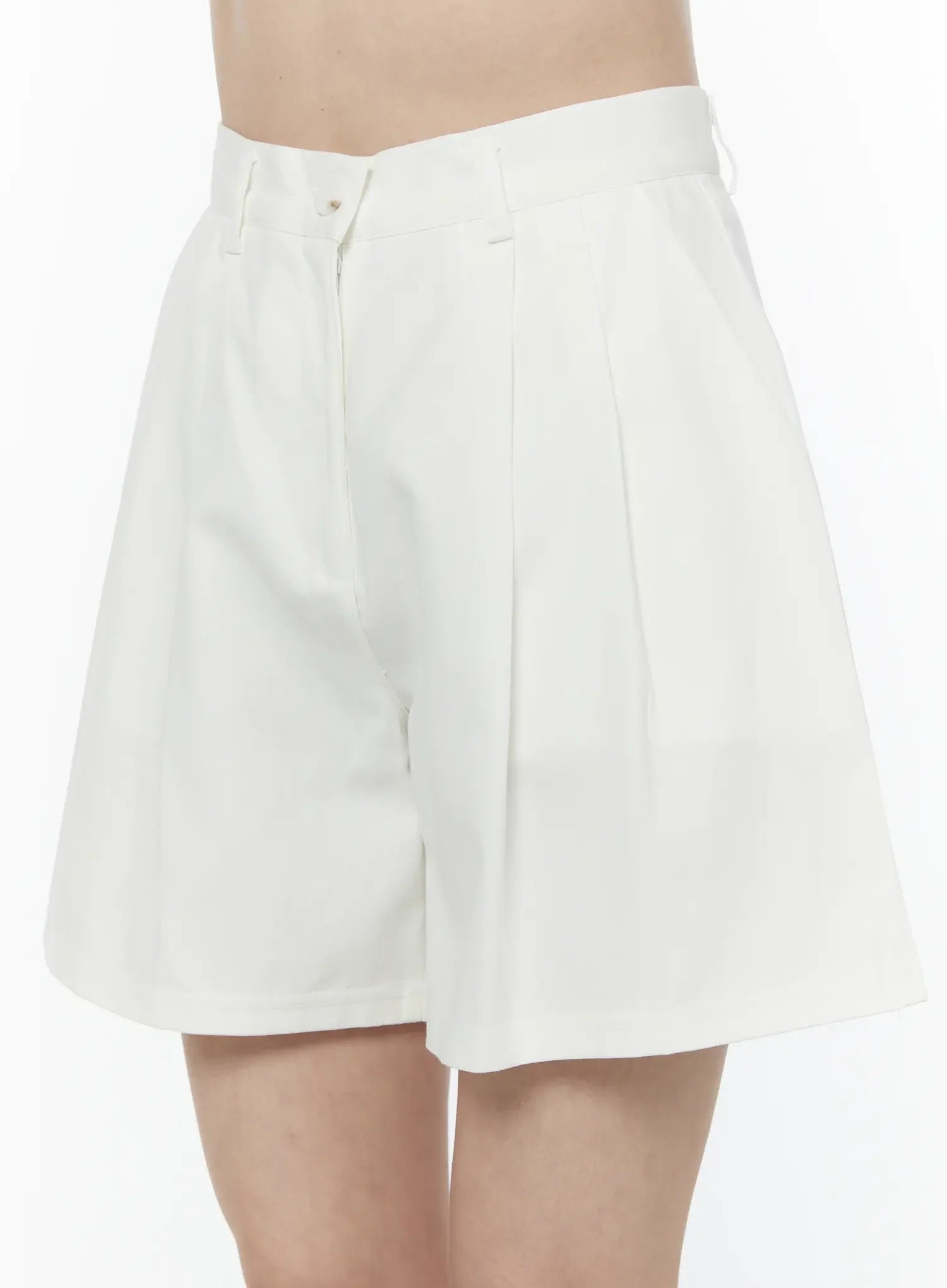 pleated-white-cotton-shorts-iu505