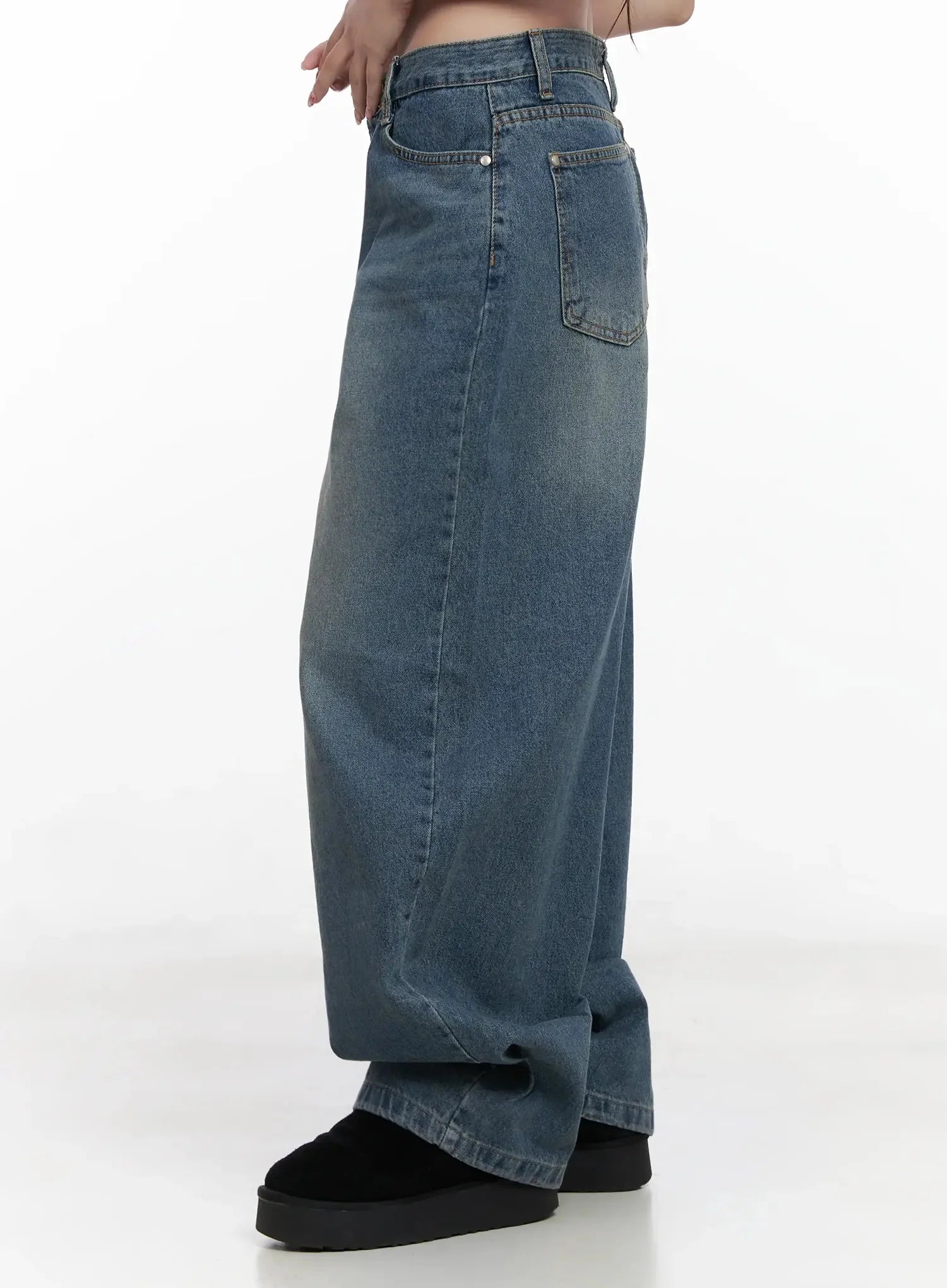 alani-vintage-wash-wide-leg-jeans-in525