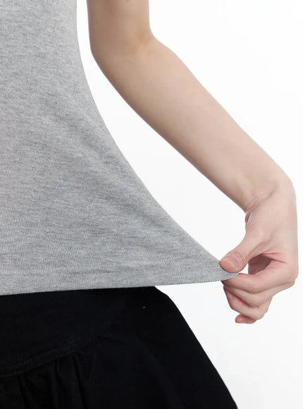 eyelet-detail-sleeveless-top-iy511
