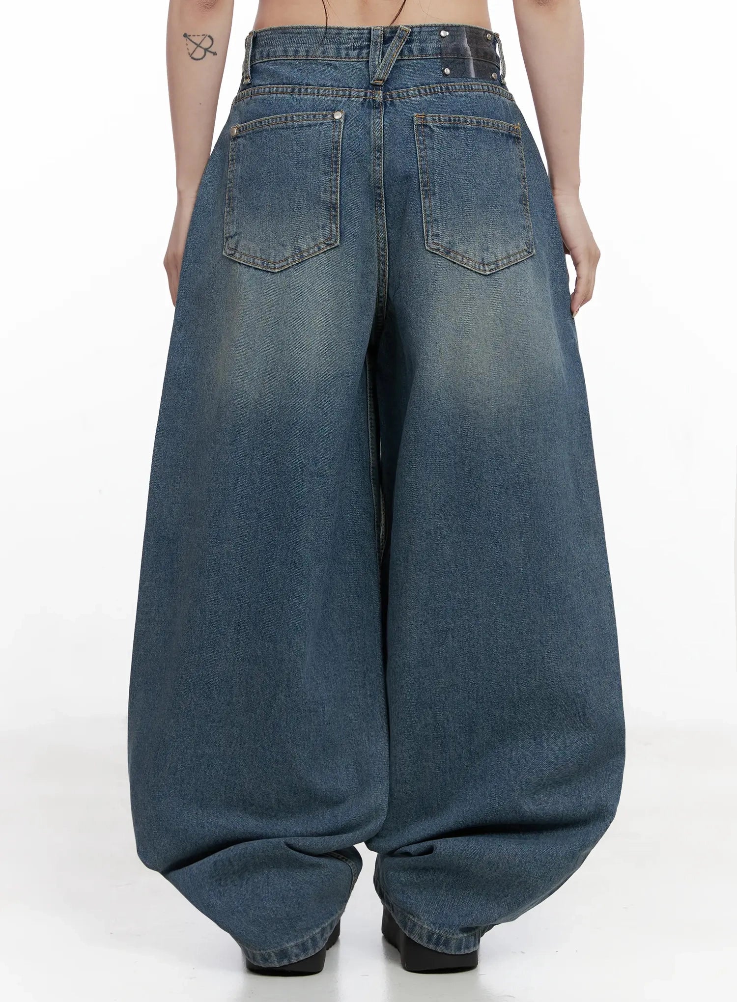 alani-vintage-wash-wide-leg-jeans-in525