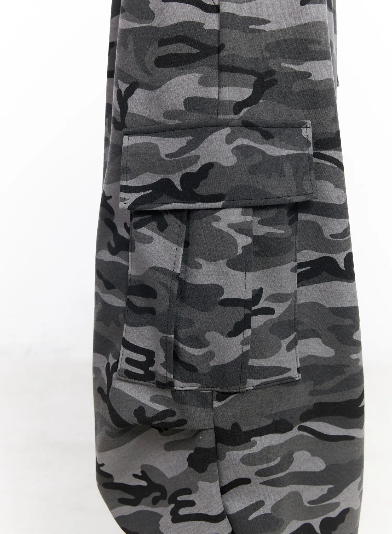 street-style-camo-wide-cargo-pants-cm519