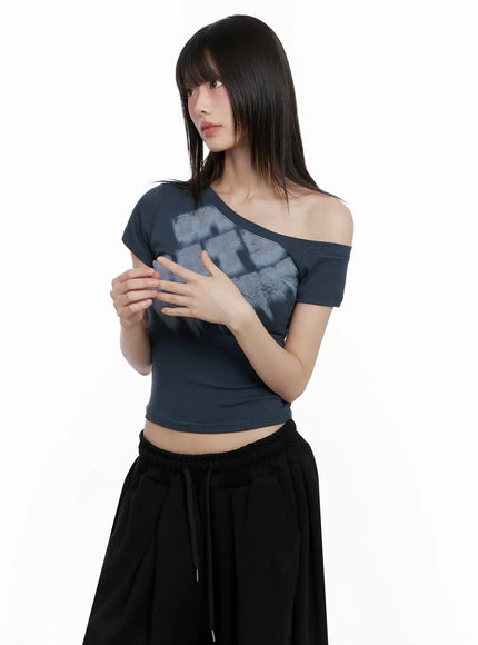 asymmetric-off-shoulder-graphic-top-il528