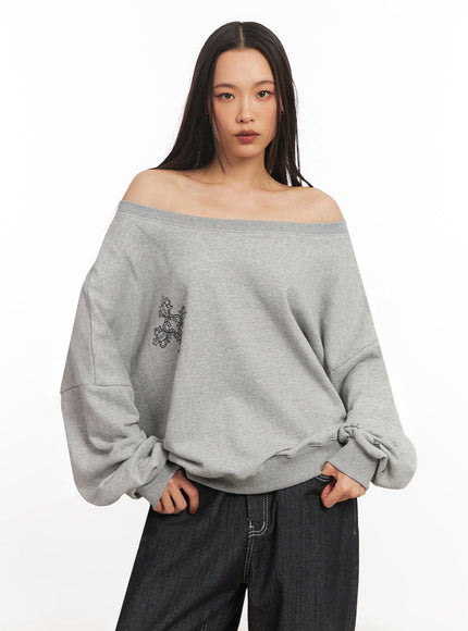Off-Shoulder Cross Graphic Sweatshirt IA507