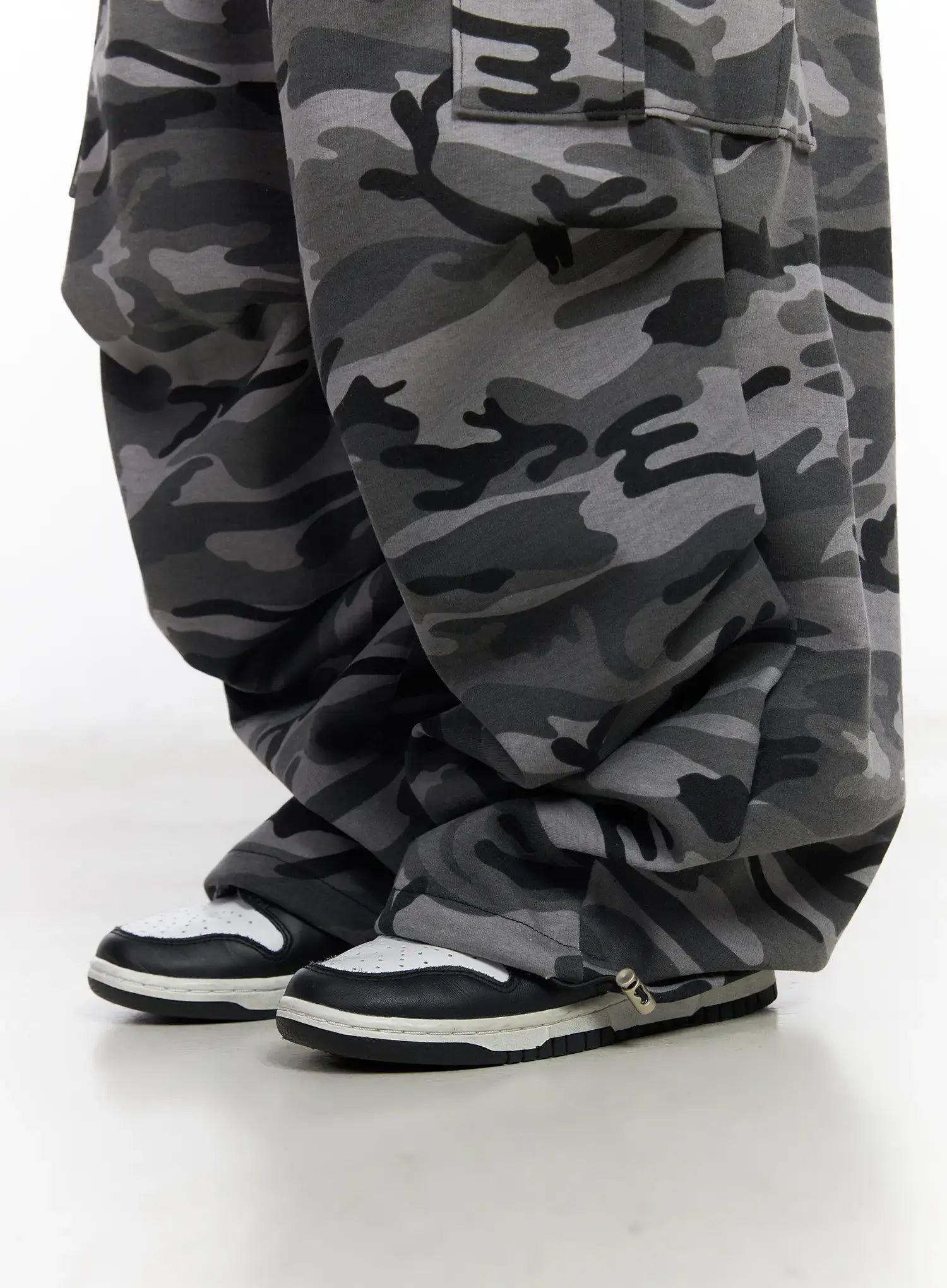 street-style-camo-wide-cargo-pants-cm519