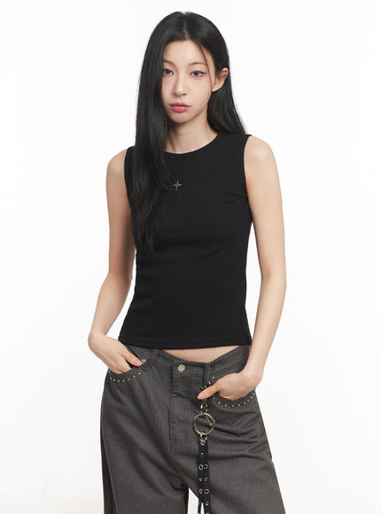 slim-fit-sleeveless-star-graphic-top-iy516