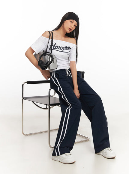 cotton-graphic-off-shoulder-t-shirt-ia507