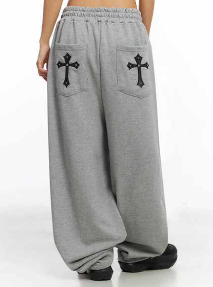 studded-cross-baggy-sweatpants-iy501