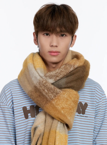 fuzzy-checkered-scarf-in512
