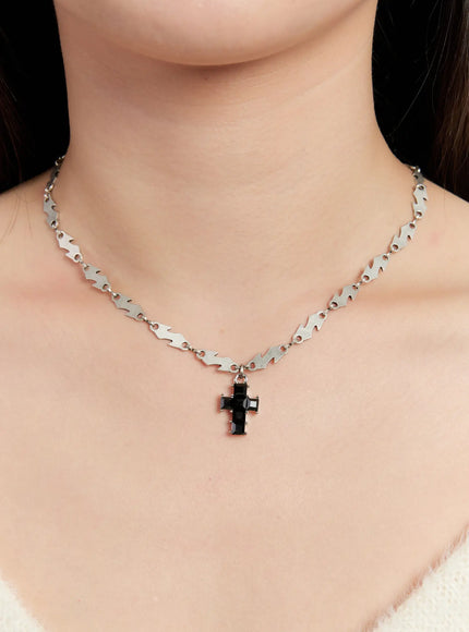 edgy-cross-pendant-necklace-in528 / Silver