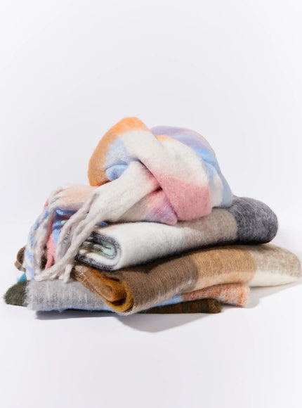 fuzzy-checkered-scarf-in512