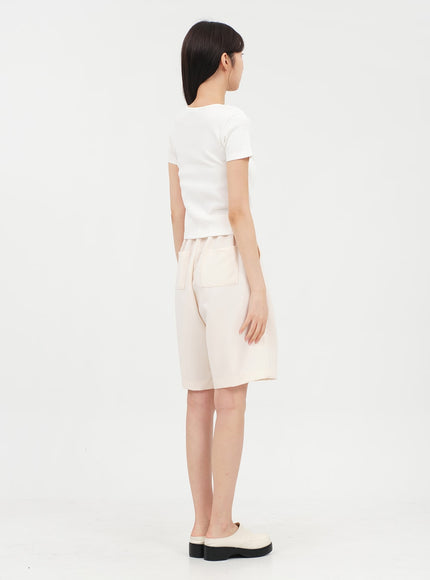 Basic T-Shirt mit eckigem Ausschnitt OA13