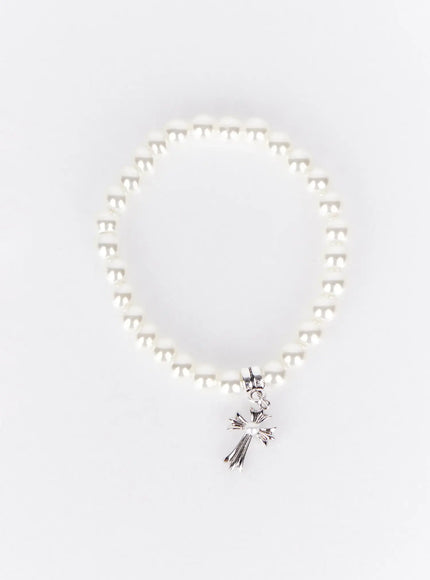 pearl-bracelet-with-cross-pendant-iy520