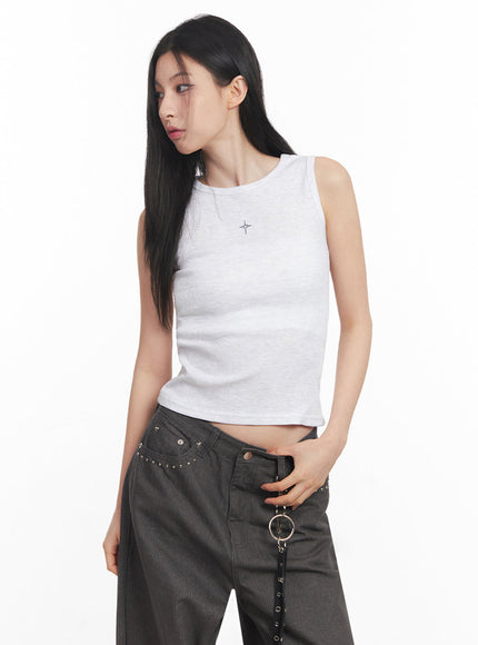 slim-fit-sleeveless-star-graphic-top-iy516