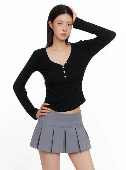 v-neck-eyelet-long-sleeve-top-is515 / Black