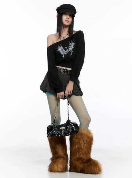 off-shoulder-graphic-sweatshirt-is525 / Black