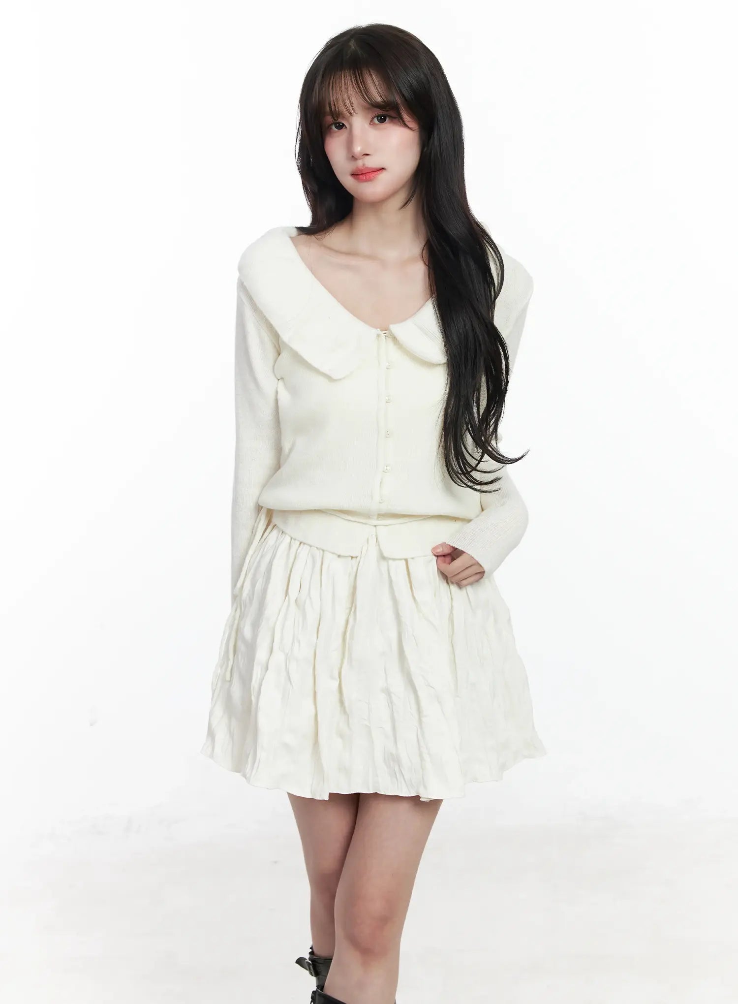 frilled-v-neck-cardigan-ij529 / Light beige