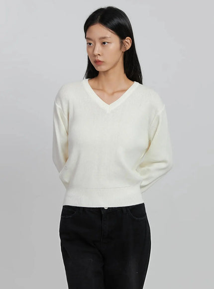 v-neck-knit-sweater-id516 / Light beige