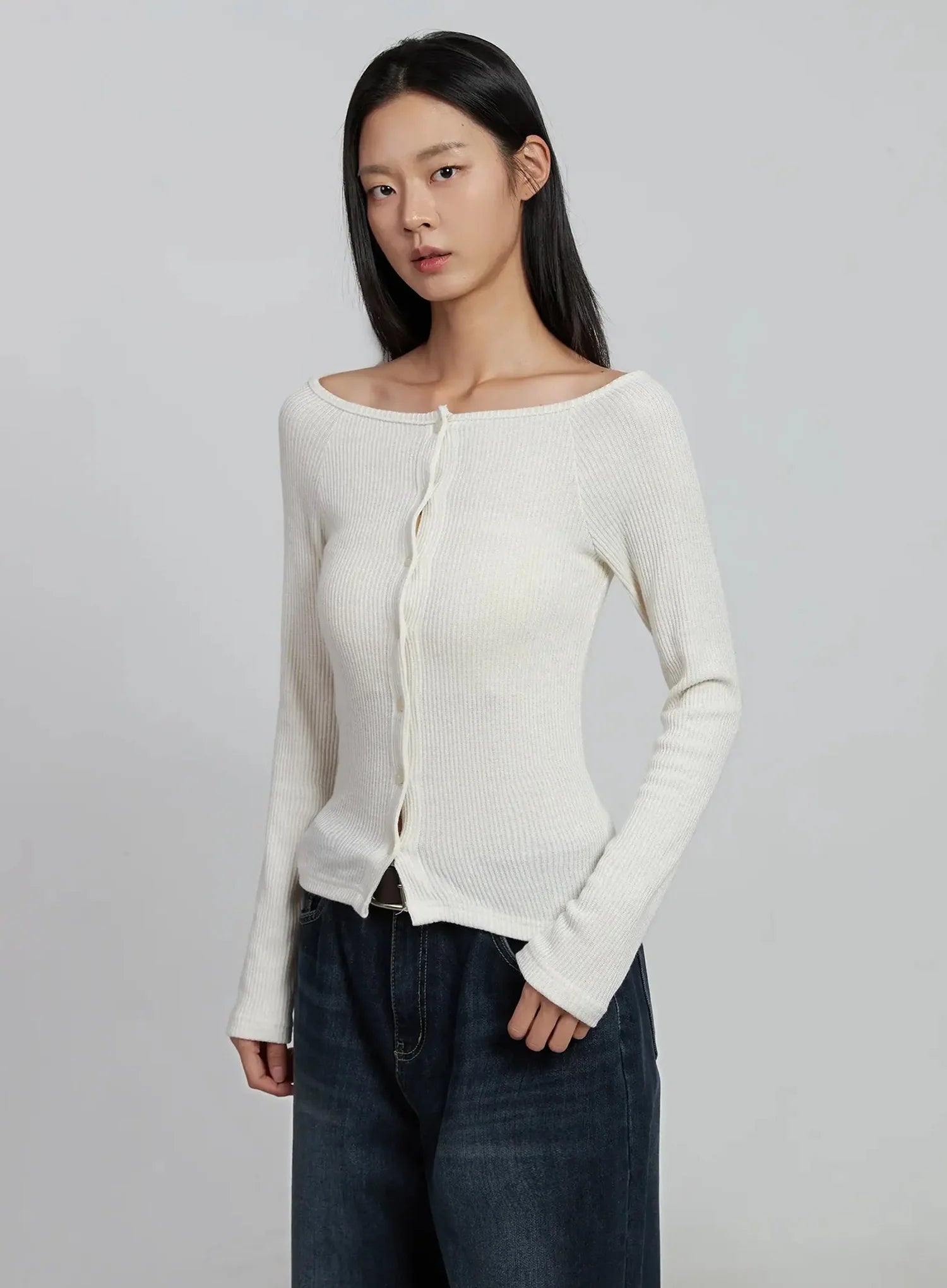 off-shoulder-button-ribbed-cardigan-im520 / Light beige